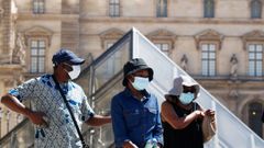 Personas con m�scaras protectoras caminan cerca del Museo del Louvre, en Par�s, mientras Francia refuerza el uso de m�scaras como parte de los esfuerzos para frenar el resurgimiento del coronavirus en todo el pa�s