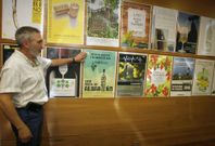 Caama�o se�ala el cartel elegido inicialmente por el jurado para promocionar la fiesta. 