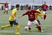 Lobato sale de la presi�n de dos rivales en el derbi ante el Sanxenxo en Baltar de Arriba. 