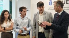 La directora financiera y el CEO de Northern Waves, Sara Fern�ndez Garrido y Pepe Rico, respectivamente; el consejero, Borja S�nchez; el directora de la Agencia Sekuens, David Gonz�lez, y el director de producto de la empresa, Guillermo Men�ndez