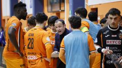 Juanma Marrube da indicaciones a sus futbolistas durante un tiempo muerto ante el Tafa.