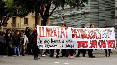 Un centenar de jvenes piden la libertad de los detenidos en los incidentes de Can Vies antes la comisara de los Mossos