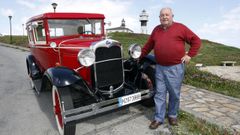 Nardo Mart�nez posa con su Ford antiguo en San Cibrao en 2014
