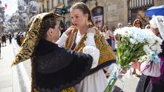 Participantes en la ofrenda floral a la Virgen Peregrina, en Pontevedra