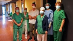Carla Gonz�lez, M�nica Cami�a, Emilio Manuel Pad�n, Aida Garc�a, Catalina L�pez e In�s Lobeira, personal de una planta covid del hospital Montecelo, en Pontevedra