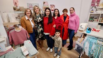 Representantes del ejecutivo local acompañaron a Sara (en el centro, con jersey rojo) durante la inauguración