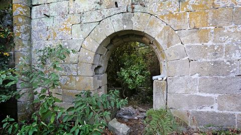 Poco queda en pie del monasterio de Albeos, en Crecente, del siglo X