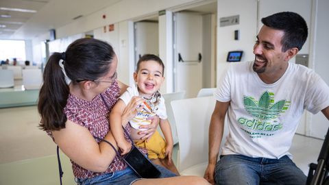 Dani�sonr�e en el regazo de su madre y acompa�ado por su padre