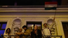 Celebraciones en un balc�n de Budapest de los resultados de las elecciones en Hungr�a