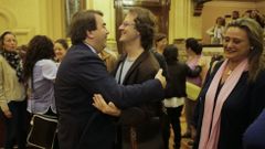 Abrazos en Mar�a Pita. Negreira dejar� de ser alcalde a partir del s�bado y Carril no ser� concejal en la pr�xima legislatura.