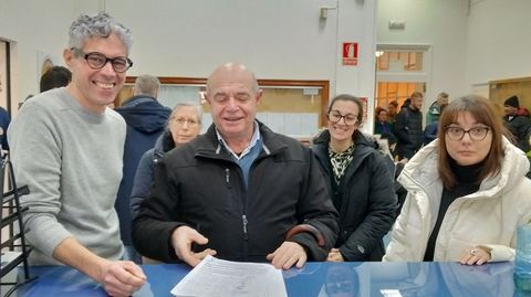 El BNG y�el ANPA del IES Sof�a Casanova�entregaron por registro�300 firmas demandando la mejora del parque Pablo Iglesias.