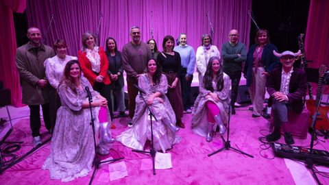 Foto institucional previa al concierto de De Vacas en Carballo