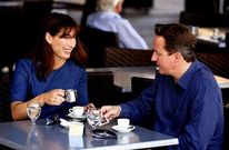 David Cameron, primer ministro brit�nico, con su mujer en una cafeter�a de Mallorca.