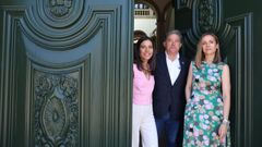 Diana Lpez, el alcalde Miguel Anxo Fernndez Lores, y Susana Pedreira, este jueves, en la puerta de la Casa Consistorial de Pontevedra
