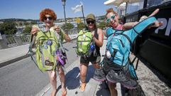 Consuelo Almela y dos amigas, que est�n peregrinando a Santiago, durante una parada en Portonovo
