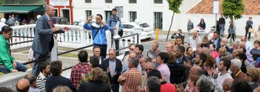 El portavoz socialista calific� el pacto de indigno, mientras calmaba el �nimo de los vecinos. 