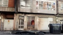 Contenedores calcinados y fachadas da�adas en la avenida de Jaime Janer, en Mar�n