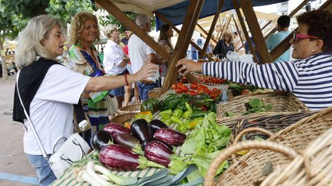 Puesto de productos de la huerta en el Mercado dos Domingos