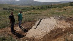 Mario Y��ez y Pepe Fern�ndez, junto a uno de los lagares