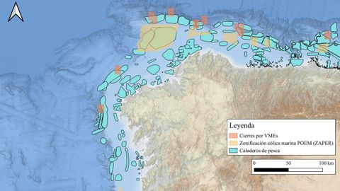 Representaci�n del solapamiento entre caladeros de pesca (marcados en azul, fuente: IEO), las zonas potenciales establecidas para la e�lica marina por el POEM (marcadas en amarillo, fuente: Miteco) y las zonas establecidas por la Comisi�n Europea para cerrar la pesca en contacto con el fondo, artes fijas de anzuelo y de red y arrastre (marcadas en naranja, fuente: DG-MARE)