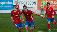 Santi De Prado celebra su decisivo gol en O Couto, acompa�ado por Fer y Justino