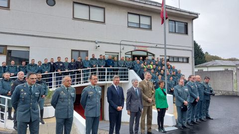 El rey Felipe VI, frente al cuartel de la Guardia Civil en Sarria.