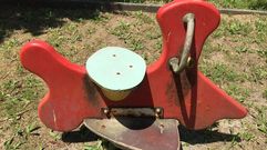 El desigual estado de los parques infantiles de Tui