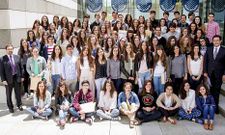 Los 75 alumnos seleccionados recibieron ayer las credenciales en la sede de la Fundaci�n Amancio Ortega