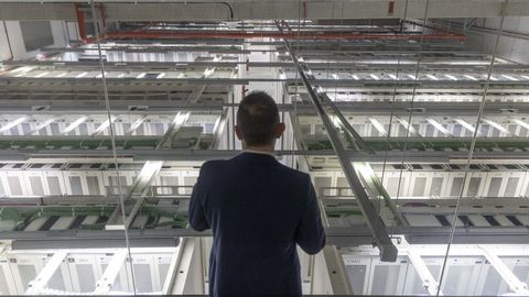 En el b�nker del Gai�s. El subdirector de Tecnolox�as da Informaci�n de la Conseller�a de Sanidade observa �o coraz�n dixital de Galicia�, en un subterr�neo del Gai�s, donde el Sergas almacena millones de datos de los gallegos.