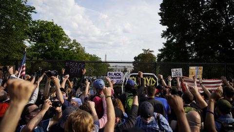 �No ten�is verg�enza, en la Casa Blanca hay un racista�, coreaban los manifestantes junto a ese lugar, frente a una cerca de dos metros y medio instalada para impedir el paso al parque situado frente a la residencia presidencial.