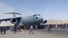 El avi�n C-17  fue rodeado por cientos de civiles afganos durante la ca�tica jornada del lunes en el aeropuerto de Kabul.