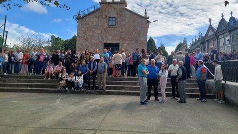 Feligreses de Numide, Parada y Montaos protestan ante la iglesia de Santa Cruz de Montaos por la marcha del cura Ferm�n Santiago