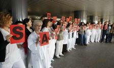 Un grupo de trabajadores sanitarios, ayer por la ma�ana, a las puertas del hospital Montecelo. 