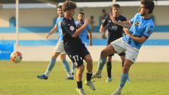 Uriarte, a la derecha, pugna por un bal�n dividido en el partido de pretemporada entre el Viveiro y el Lugo B en el Kiko Rey.