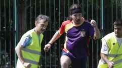 Pablo Iglesias y el candidato de Podemos a la Comunidad de Madrid (izquierda) juegan al f�tbol