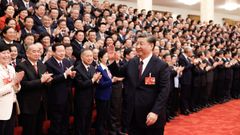 Xi Jinping saluda a los diputados en la clausura de la Asamblea Nacional Popular china.