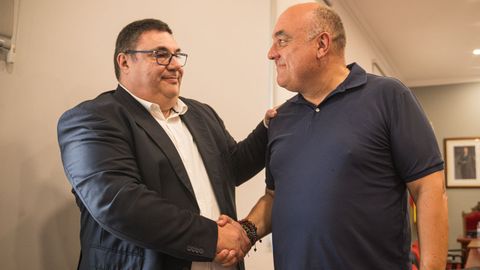 El voto un exconcejal del PP, Luis Alamancos (a la derecha), permitió al PSOE recuperar la alcaldía de Noia casi diez años después. Con este cambio, el bloque de izquierdas gobierna en ocho concellos.