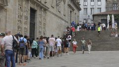 A pesar de la apertura de la puerta de Abades, las largas colas contin�an este lunes en la Catedral