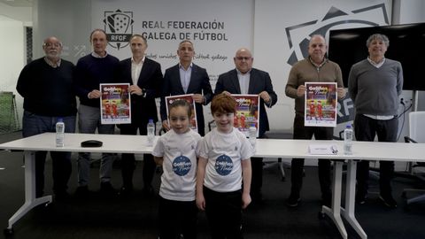 De izquierda a derecha: Manolo Corredoira, delegado federativo; Carlos Ballesta, en representaci�n del Deportivo; C�sar Fern�ndez, directivo de la RFGF; Roberto Garc�a, en representaci�n de la Xunta de Galicia; Pablo Prieto, presidente de la Real Federaci�n Gallega de F�tbol; Juan V�zquez, presidente de la AFAC; y Diego Batalla, secretario general de la RFGF, durante la presentaci�n de Goli�os no Nadal