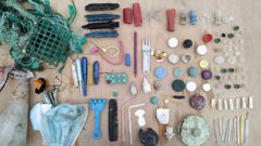 Restos de pl�sticos recogidos en la playa de L�ngara en Barreiros