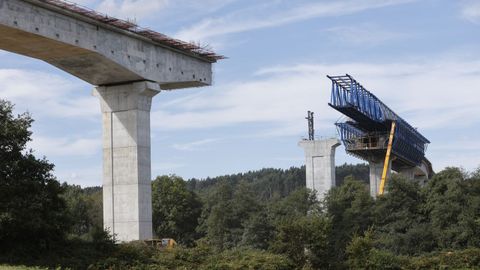 Solo queda un tramo y medio por terminar en la construccin del viaducto de un kilmetro del ro Pambre, en Palas