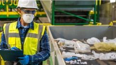 Un inspector vigila el proceso de selecci�n de residuos