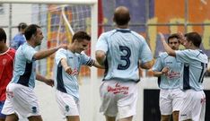 Javi Pedreira, �lvaro, David Rivas y Diego Chao acuden a felicitar a Aurelio por su tanto. 