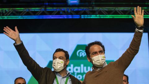Juan Manuel Moreno y Teodoro Garcia Egea saludan en el congreso del PP andaluz en Granada