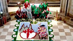 Miembros de 4 asociaciones integradas en la Federaci�n de Alfombristas de Galicia participaron en el dise�o de San Fructuoso, coordinado desde el colectivo auton�mico, del que Mar�a Jos� Bello es su tesorera y, su vicepresidente,   Fern�ndez Coto (en la foto, con camisa azul).
