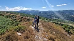Los alcaldes de O Incio y Samos, Hctor Corujo y Mara Xess Lpez, en el castro de Formigueiros, uno de los lugares donde est previsto realizar actuaciones