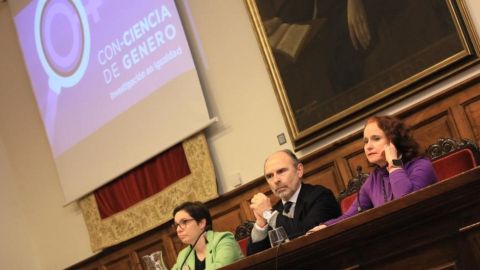 El rector, Ignacio Villaverde; junto a la directora de �rea de Igualdad, Paz Men�ndez Sebasti�n, y la directora de Igualdad del Gobierno de Asturias, Vanesa Fern�ndez