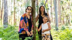 Lola García, acompañada de Sonia González y su hija Antía en una plantación