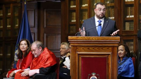 Adrin Barbn interviene en la inauguracin del curso, ante Leopoldo Tolivar