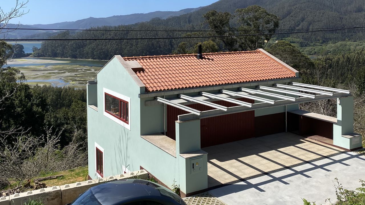 Villa Carolina, un vivienda de Cariño premiada por su integración en el paisaje: «Es una historia de amor»